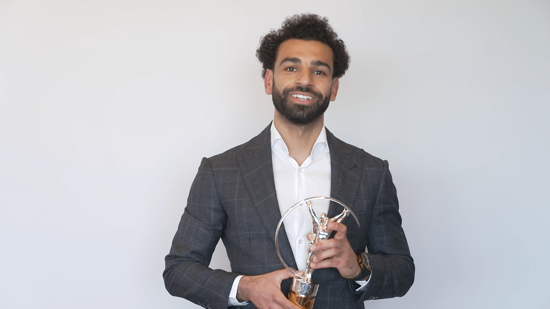 2021-SPORTING-INSPIRATION-MO-SALAH-WITH-STATUETTE
